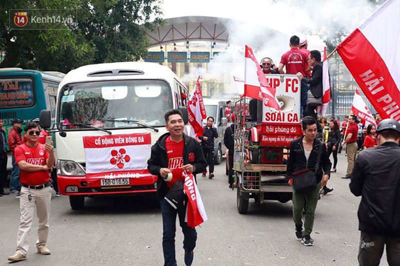 Fan Hải Phòng đốt pháo sáng, nhuộm đỏ đường phố Hà Nội trên đường tiến về sân Hàng Đẫy